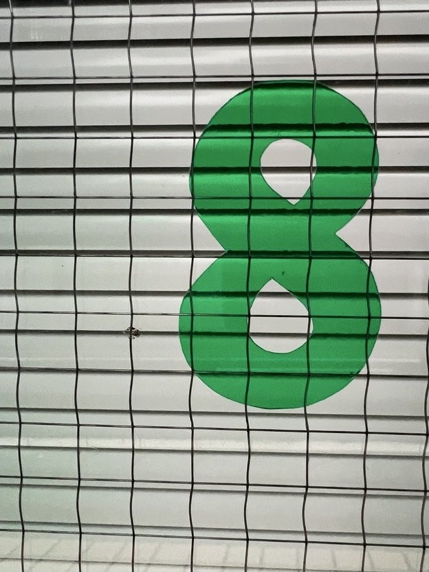 A photographed 8, encountered in situ