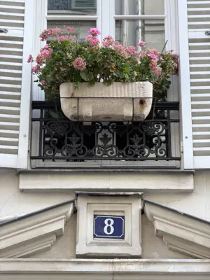 A found 8 in Paris
