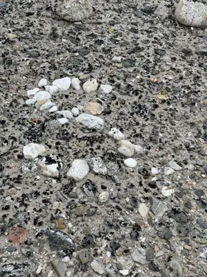 An 8 laid in stone on Chermsideøya