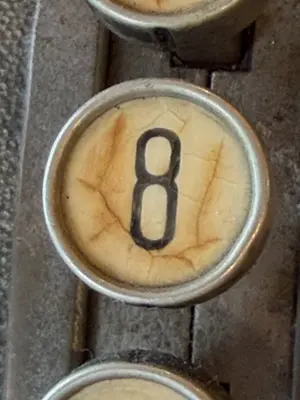 An 8 photographed in Porto