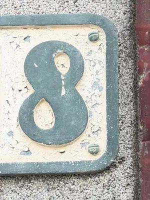 An 8 photographed in Porto